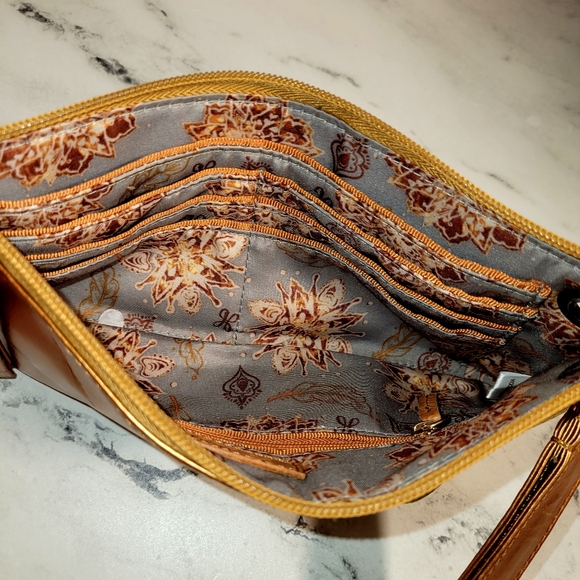 NWT HOBO Gorgeous Leather Bronze Metallic Vida Wristlet - Picture 3 of 6